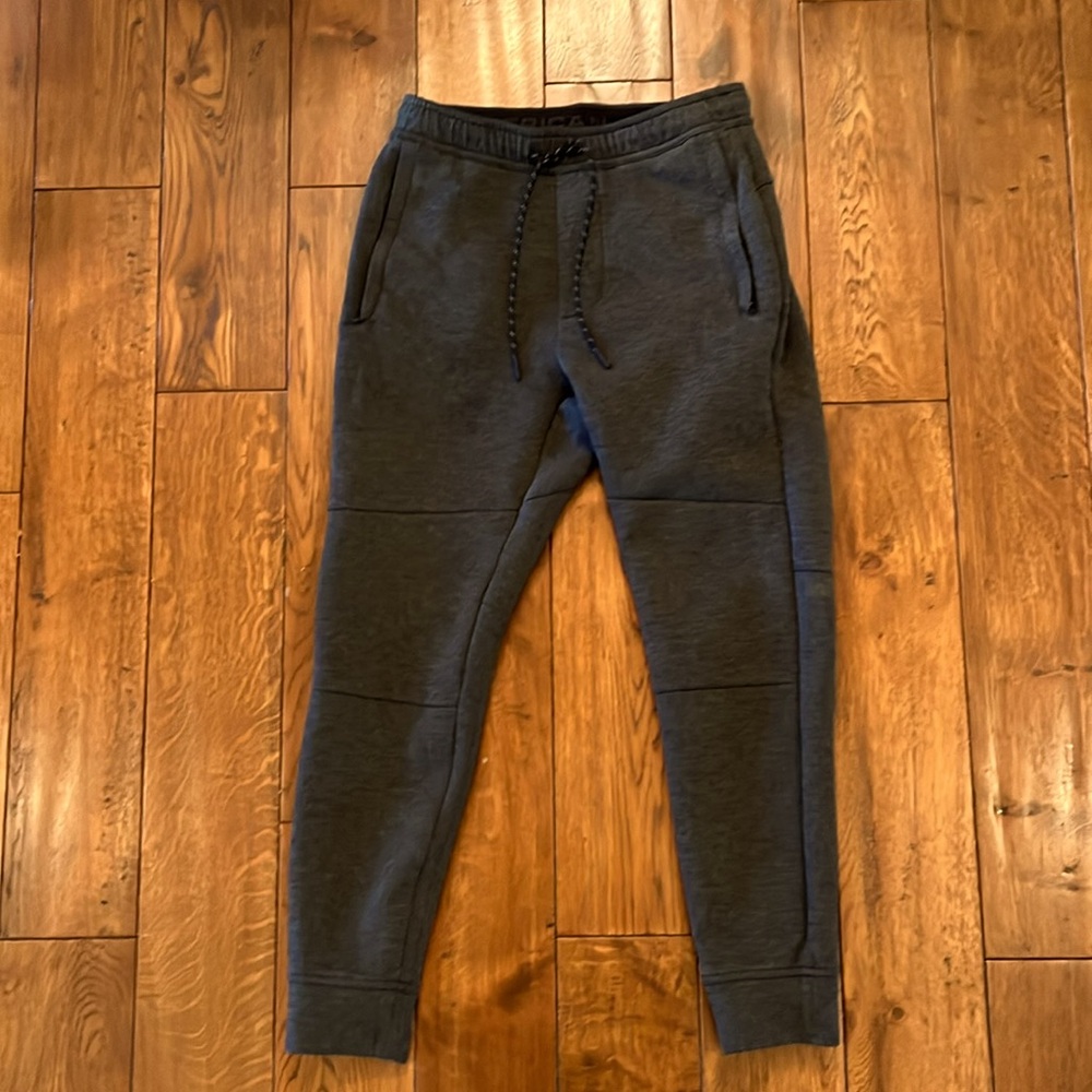 Men’s American Eagle XS fleece joggers.